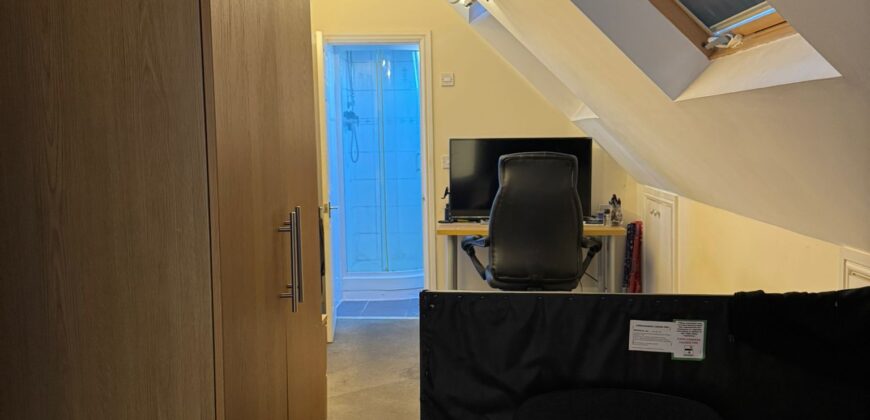 Top Quality, Spacious, 9 Double Bedroom House all Bedrooms have Own Shower Rooms