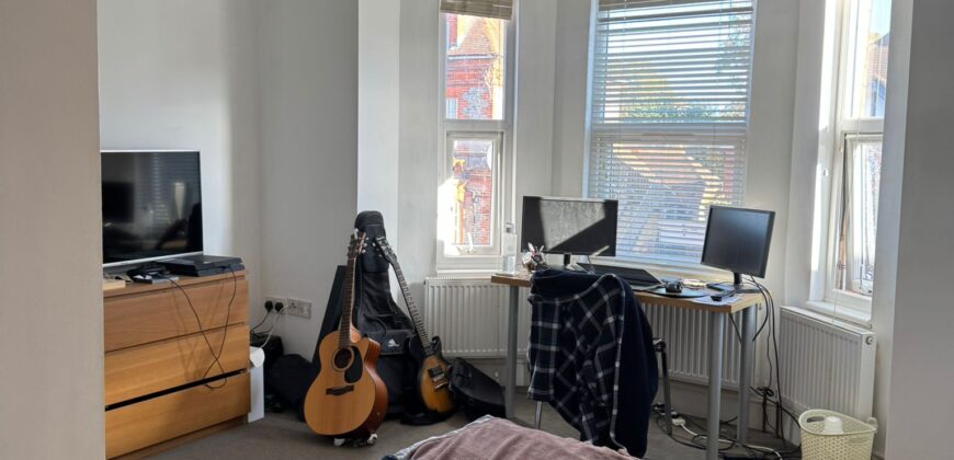 Top Quality, Spacious, 9 Double Bedroom House all Bedrooms have Own Shower Rooms