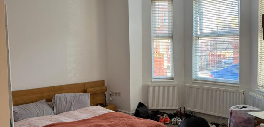 Top Quality, Spacious, 9 Double Bedroom House all Bedrooms have Own Shower Rooms