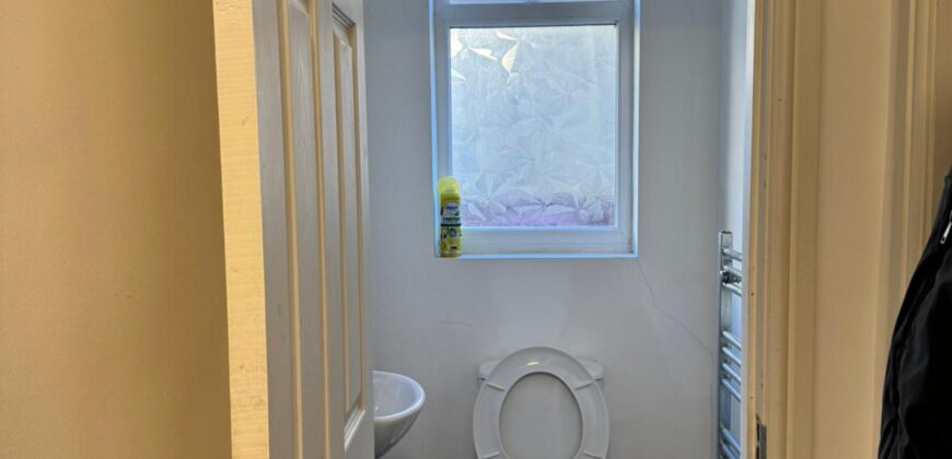 Top Quality, Spacious, 9 Double Bedroom House all Bedrooms have Own Shower Rooms