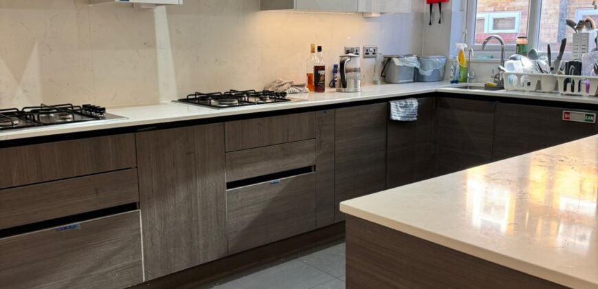 Top Quality, Spacious, 9 Double Bedroom House all Bedrooms have Own Shower Rooms