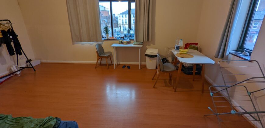 Spacious 2 Double Bedroom Flat, Off Road Parking, Ideal for the Hospital, Thames Valley Park