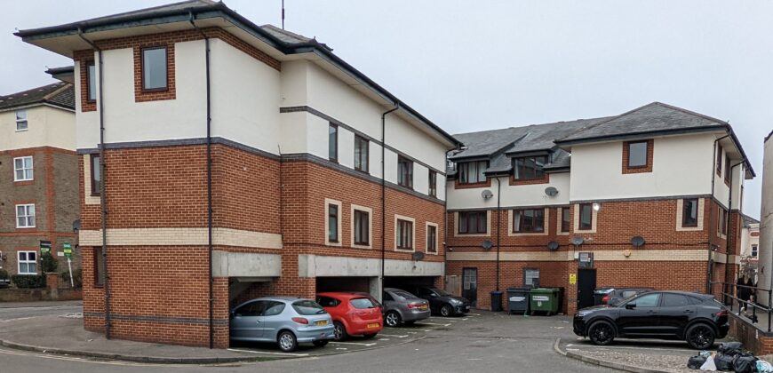 Spacious 2 Double Bedroom Flat, Off Road Parking, Ideal for the Hospital, Thames Valley Park